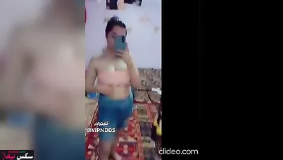 مزة مصرية واقفه تتصور في المراية وتعرض جسمها النار
