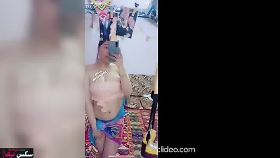 مزة مصرية واقفه تتصور في المراية وتعرض جسمها النار