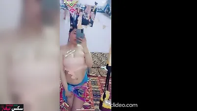 مزة مصرية واقفه تتصور في المراية وتعرض جسمها النار