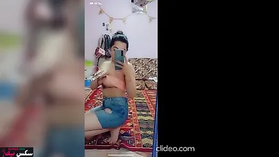 مزة مصرية واقفه تتصور في المراية وتعرض جسمها النار