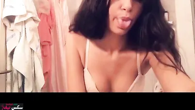 لبوة قالعه الهدوم ومش راحمه بزازها تقفيش في النودز