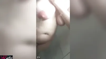 ملبن مصرية هاجت في الحمام وبتصور جسمها لحبيبها