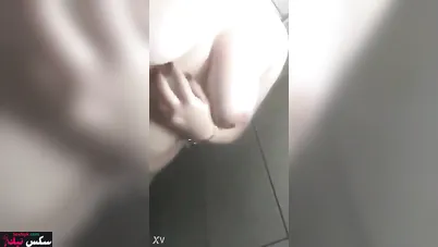 ملبن مصرية هاجت في الحمام وبتصور جسمها لحبيبها