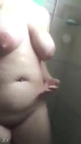 ملبن مصرية هاجت في الحمام وبتصور جسمها لحبيبها