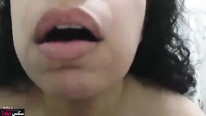 فرسة مصرية جسمها نار فاشخه بزازها تقفيش في الفيديو