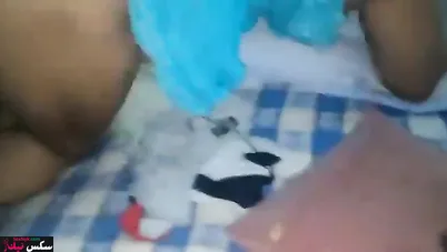 فلاحة بتاخد الزب كامل في كسها وترفع رجليها على الاخر