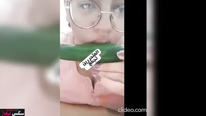 متناكة فاشخه كسها بالخيارة وتلحس بزازها الكبيرة