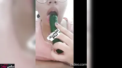 متناكة فاشخه كسها بالخيارة وتلحس بزازها الكبيرة