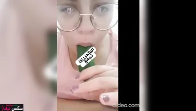 متناكة فاشخه كسها بالخيارة وتلحس بزازها الكبيرة