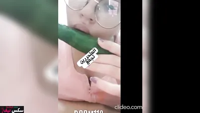 متناكة فاشخه كسها بالخيارة وتلحس بزازها الكبيرة