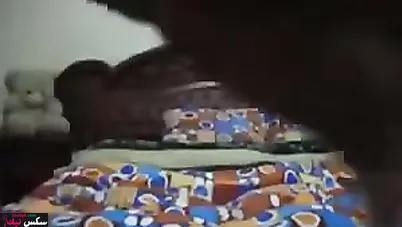 متناكة بتمص الزب على السرير وتبلعه في كسها المولع