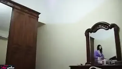 متناكة بتمص الزب على السرير وتبلعه في كسها المولع