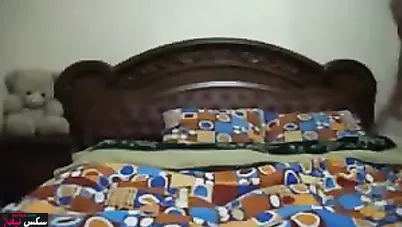 متناكة بتمص الزب على السرير وتبلعه في كسها المولع