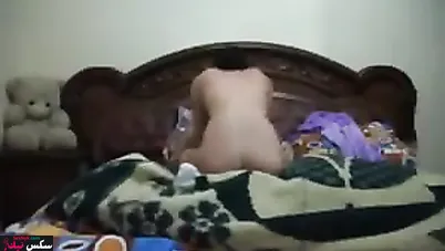 متناكة بتمص الزب على السرير وتبلعه في كسها المولع