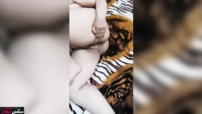 مربربة مصرية هيجانة ونايمه على السرير للزبون وبتتصور