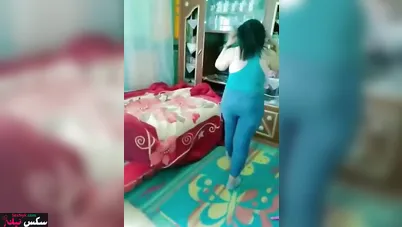 فرسة مصرية بتتصور لعشيقها بأوضاع تهيج الحجر