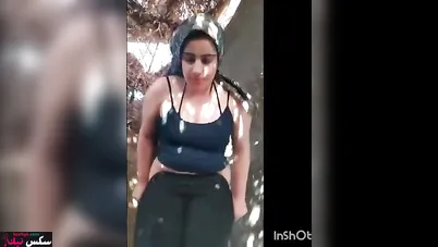 مغربية مربربة بتقلع الهدوم في الحديقة وتصور لحبيبها