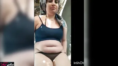 مغربية مربربة بتقلع الهدوم في الحديقة وتصور لحبيبها