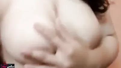 مصرية لبوة مقطعه بزازها تقفيش وتلعب في كسها لعشيقها