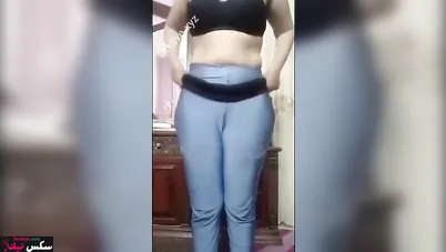 مصرية بجسم فاجر بتقلع الهدوم كاملة لحبيبها وتهيجه