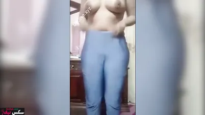 مصرية بجسم فاجر بتقلع الهدوم كاملة لحبيبها وتهيجه
