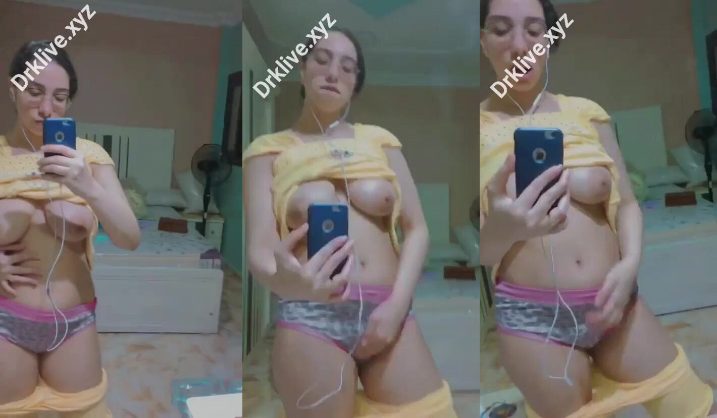 البت واقفه تصور بزازها وتفرك في كسها المولع وتدلع