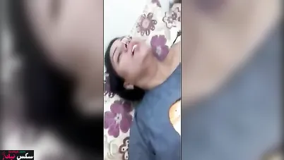 متناكة نايمه في الاوضة ونازله في كسها بعبصة وتتصور
