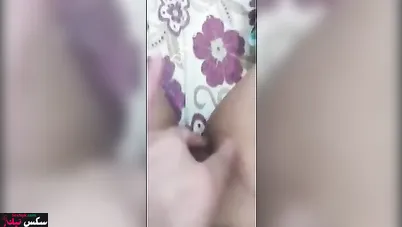 متناكة نايمه في الاوضة ونازله في كسها بعبصة وتتصور