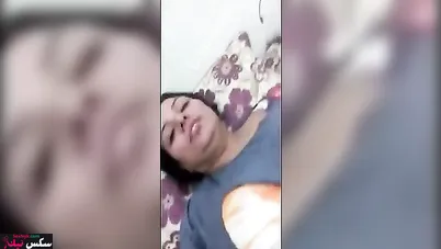 متناكة نايمه في الاوضة ونازله في كسها بعبصة وتتصور