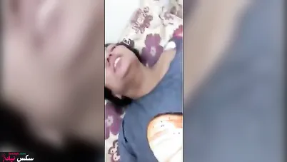 متناكة نايمه في الاوضة ونازله في كسها بعبصة وتتصور