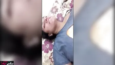 متناكة نايمه في الاوضة ونازله في كسها بعبصة وتتصور