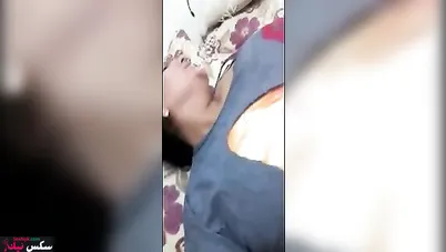 متناكة نايمه في الاوضة ونازله في كسها بعبصة وتتصور