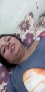 متناكة نايمه في الاوضة ونازله في كسها بعبصة وتتصور