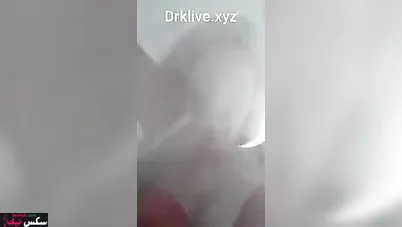 فرسة جامدة بتلعب في كسها وهيجانة على الاخر وبزازها ملبن
