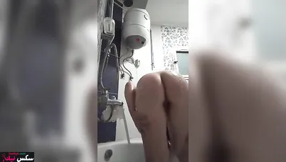 مزة مصرية مطلقة فاشخه كسها في الحمام لعشيقها المسافر