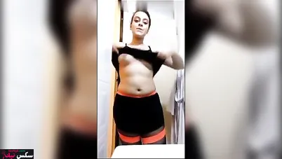 مصرية متناكة قالعه الهدوم كاملة وتعرض وتتشرمط