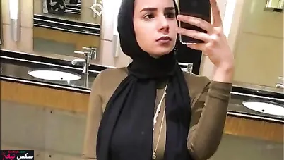 مصرية بتتصور من المراية وتفشخ كسها الهيجان فرك