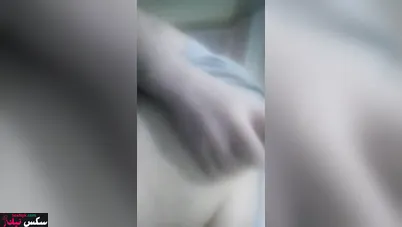 بنوتة مصرية ببزاز كبيرة ومدورة بتلحس الحلمات في النودز