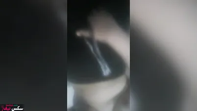 بنوتة مصرية ببزاز كبيرة ومدورة بتلحس الحلمات في النودز