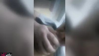بنوتة مصرية ببزاز كبيرة ومدورة بتلحس الحلمات في النودز