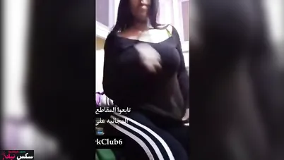 قحبة مصرية قالعه في اللايف وهيجانة نار وتتشرمط