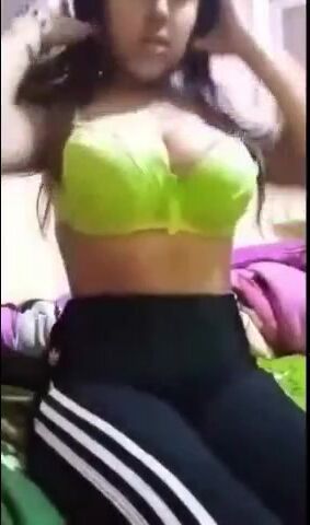 قحبة مصرية قالعه في اللايف وهيجانة نار وتتشرمط