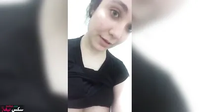 ممحونة مصرية قالعه في نص البيت وتعرض كسها وبزازها