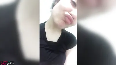 ممحونة مصرية قالعه في نص البيت وتعرض كسها وبزازها