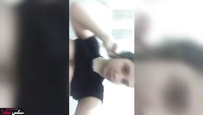 ممحونة مصرية قالعه في نص البيت وتعرض كسها وبزازها