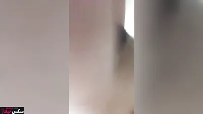 ممحونة مصرية قالعه في نص البيت وتعرض كسها وبزازها