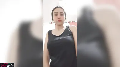 لبوة ماسكه بزازها ومش رحماهم تقفيش وبتهيج صاحبها