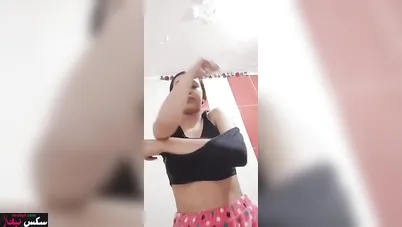 لبوة ماسكه بزازها ومش رحماهم تقفيش وبتهيج صاحبها