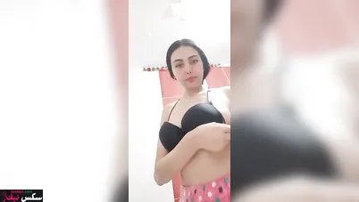 لبوة ماسكه بزازها ومش رحماهم تقفيش وبتهيج صاحبها