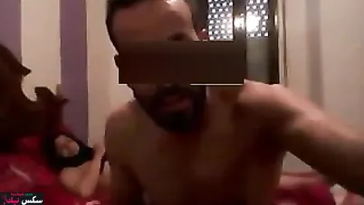 البت منيماه على السرير ونازله على زبه تنطيط بكل هيجان